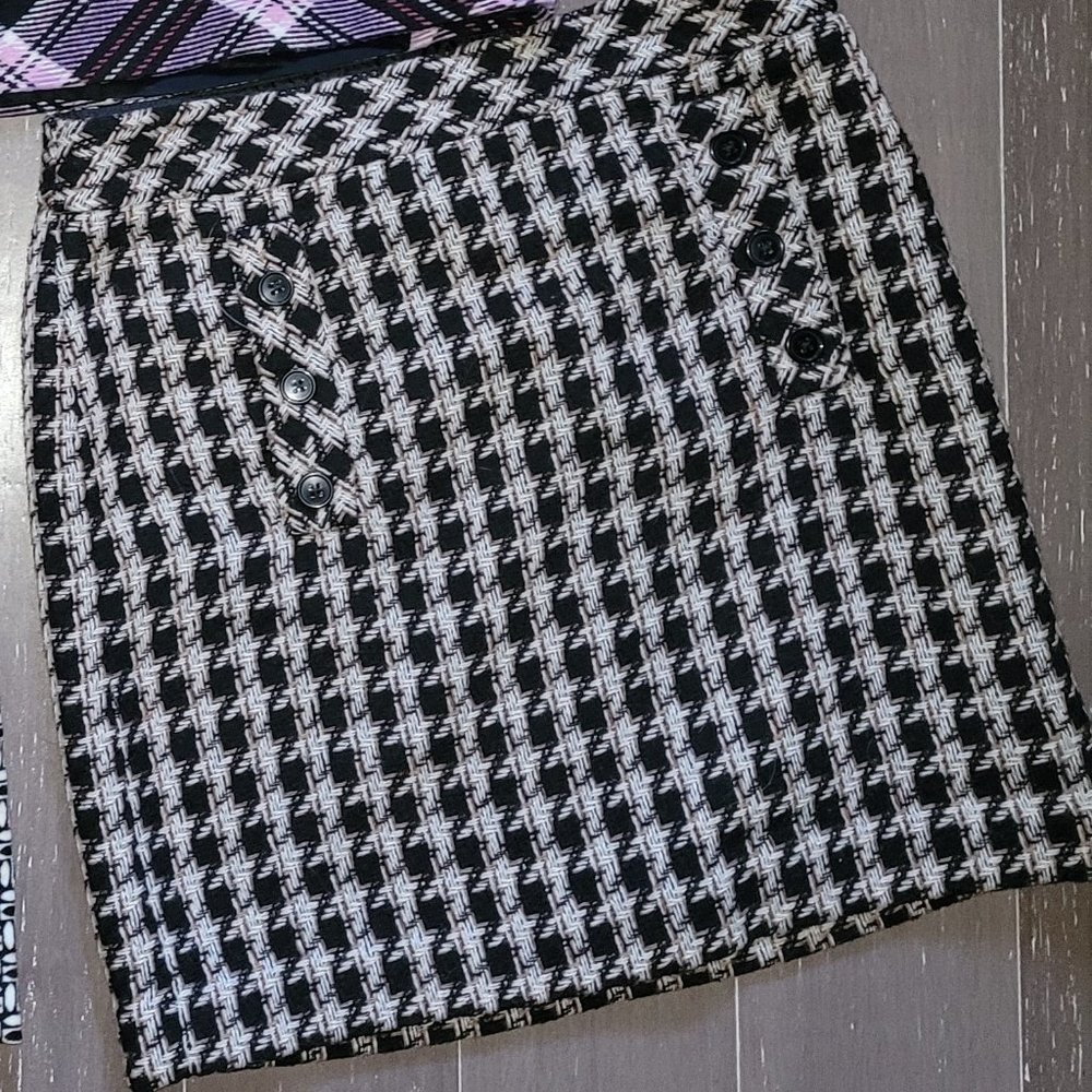 Size 4P Black & Off-white Skirt with Burnt Orange/Brownish accent